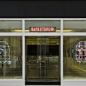 Фасад лондонского BAPE STORE