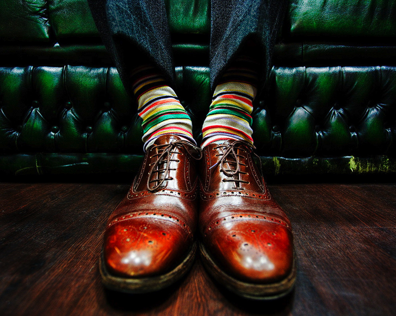 Коричневые оксфорды в сочетании с полосатыми разноцветными носками Paul Smith