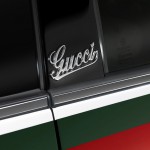 Шильдик Gucci на боковой стойке Фиат 500