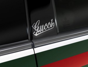 Шильдик Gucci на боковой стойке Фиат 500