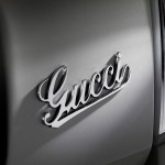 Шильдик Gucci на автомобиле Fiat 500