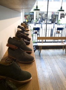 Обувь на полках в магазине Oliver Spencer