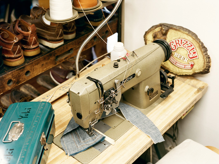 Швейная машина, на которой отшивается обувь Yuketen