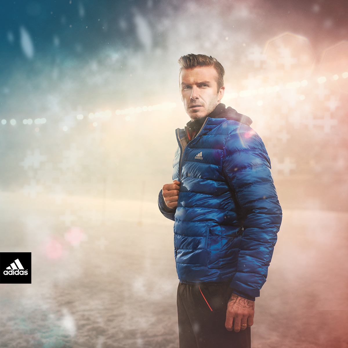 Дэвид Бекхэм в синем коротком пуховике adidas Climawarm+ для занятий спортом зимой