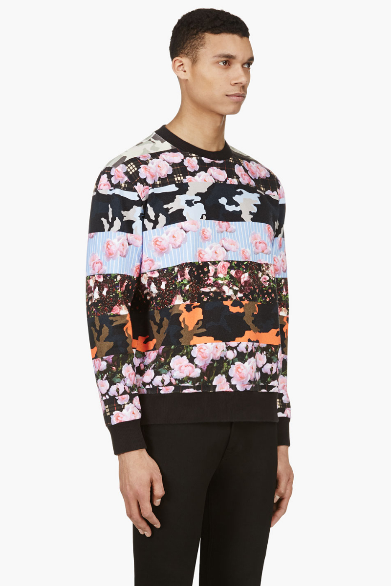Мужчина в свитшоте с камуфляжным и цветочным принтами, Givenchy