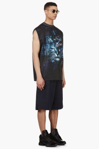 Мужчина в футболке без рукавов с принтом космический кот и широких баскетбольных шортах Juun.J, чёрных кроссовках Rick Owens 