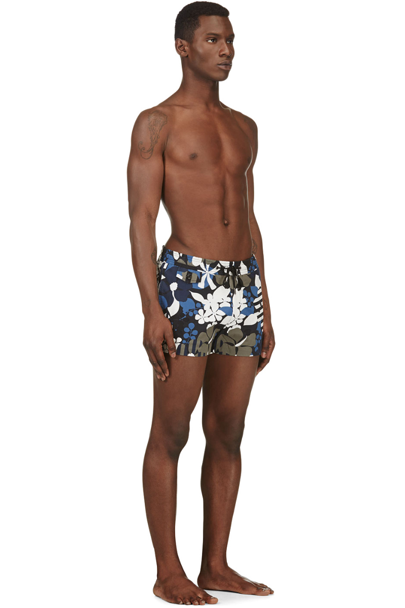 Мужчина в пляжных шортах для плавания с цветочным принтом, Marc by Marc Jacobs